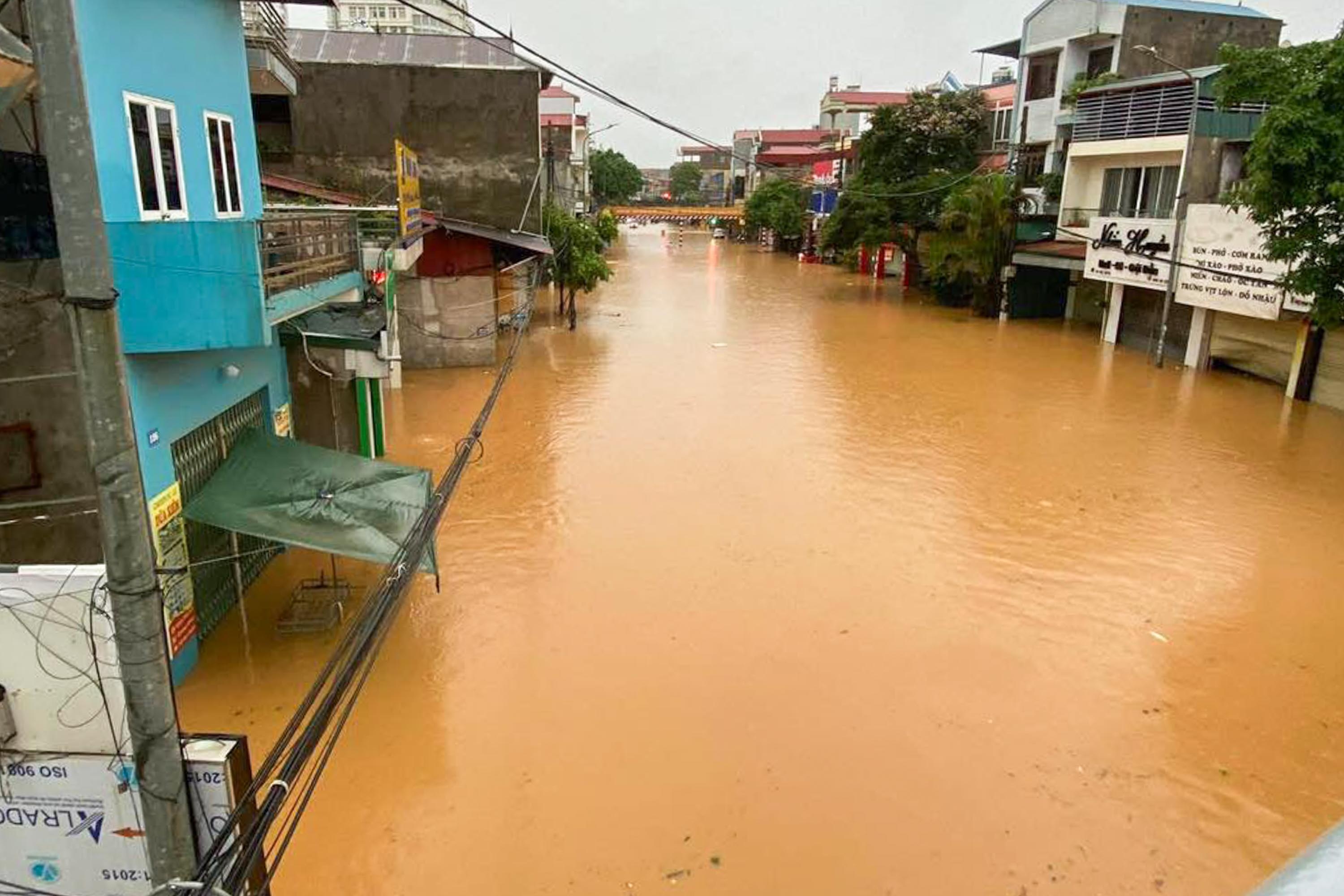 TP Lạng Sơn mênh mông nước sau cơn mưa lớn