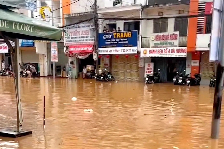 Đường phố Đà Lạt ngập trong mưa lớn