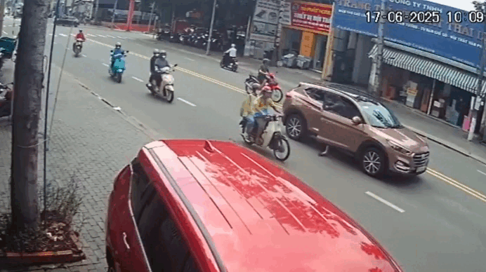 Người đàn ông "tung cước" làm nữ tài xế xe ôm ngã nhào ở Bình Dương