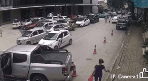 Tài xế lùi ô tô tông gục một phụ nữ đi bộ trong bệnh viện ở Hà Nội