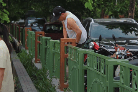 Người dân luồn lách, trèo hàng rào mới xây để vào công viên Cầu Giấy