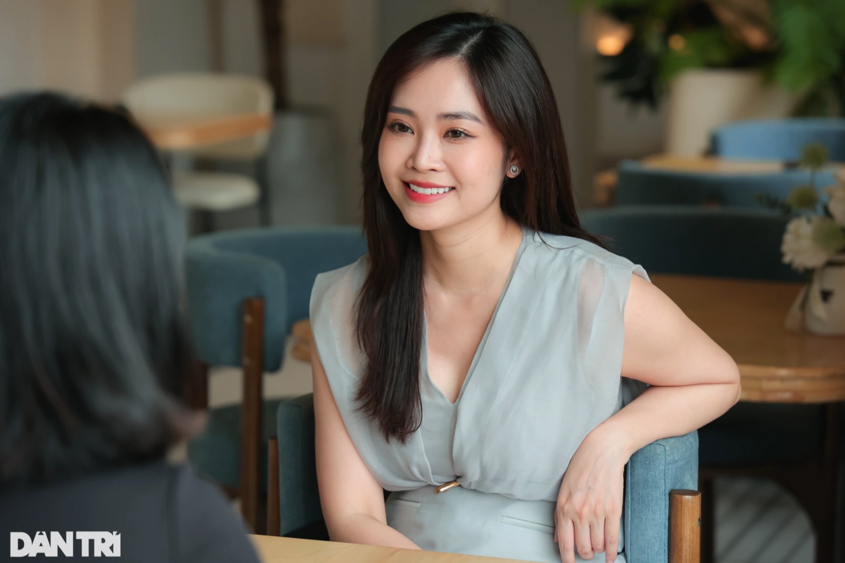 MC Thùy Linh VTV: “Chồng kém 5 tuổi cưng chiều, U40 không áp lực sinh con”
