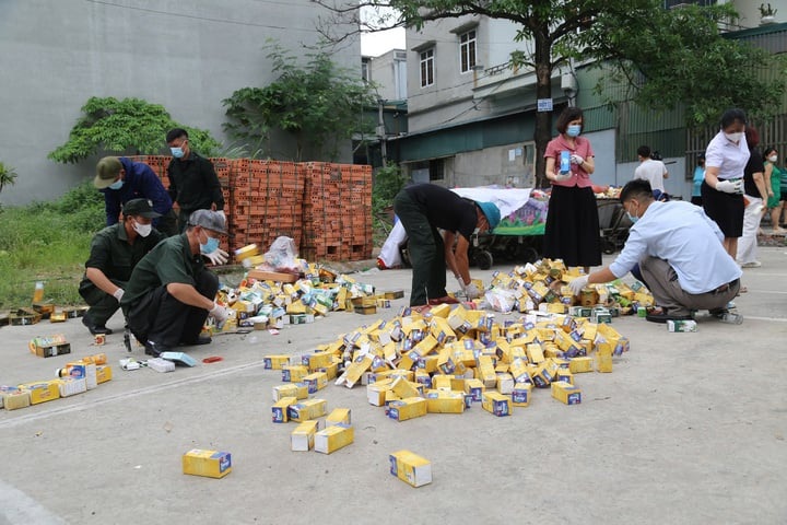 Hàng nghìn hộp thực phẩm chức năng hết hạn bị vứt bỏ ở Hạ Long