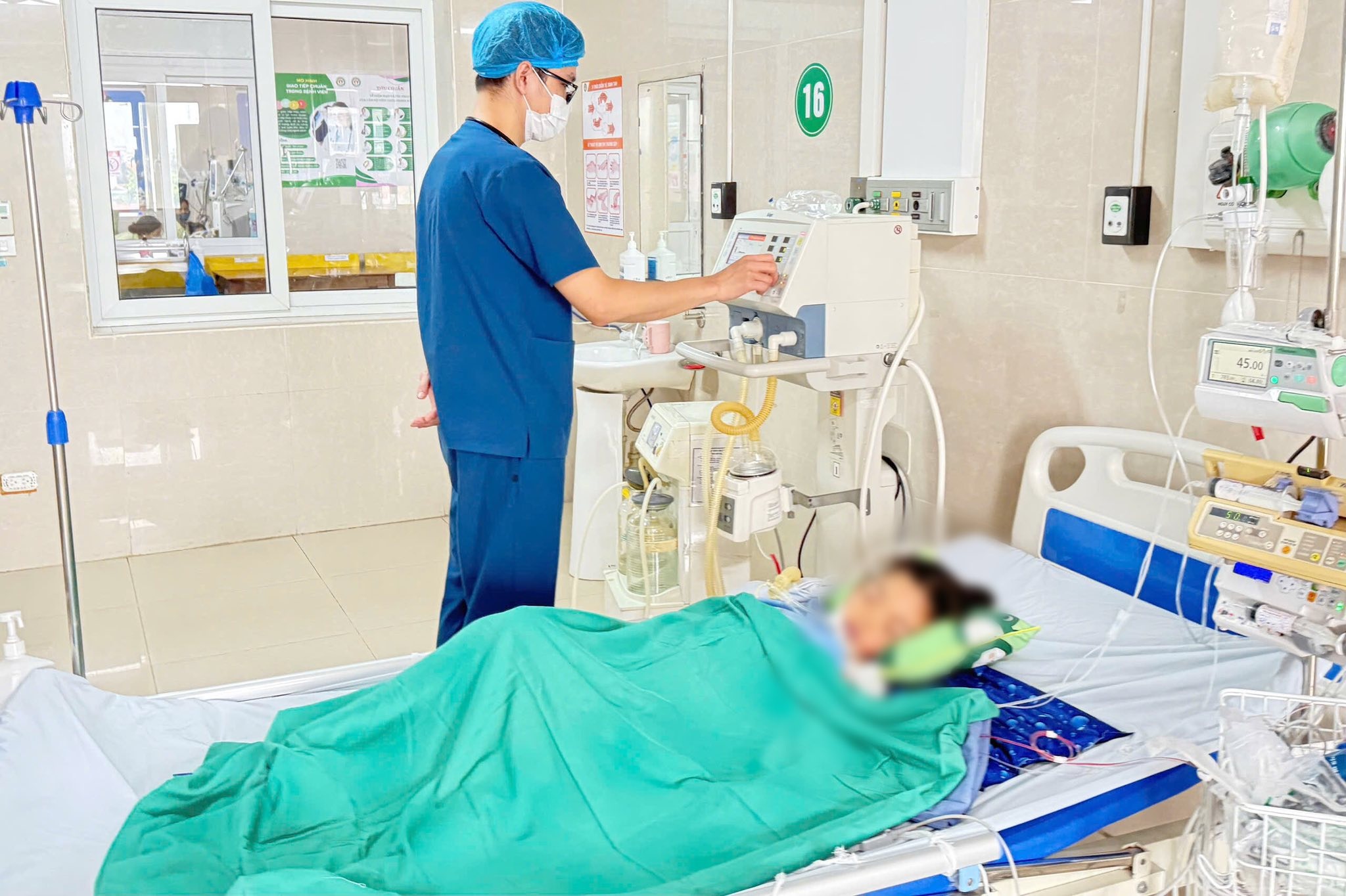 Người mẹ kể giây phút con gái bị rắn độc chui ra từ điều hòa cắn vào người