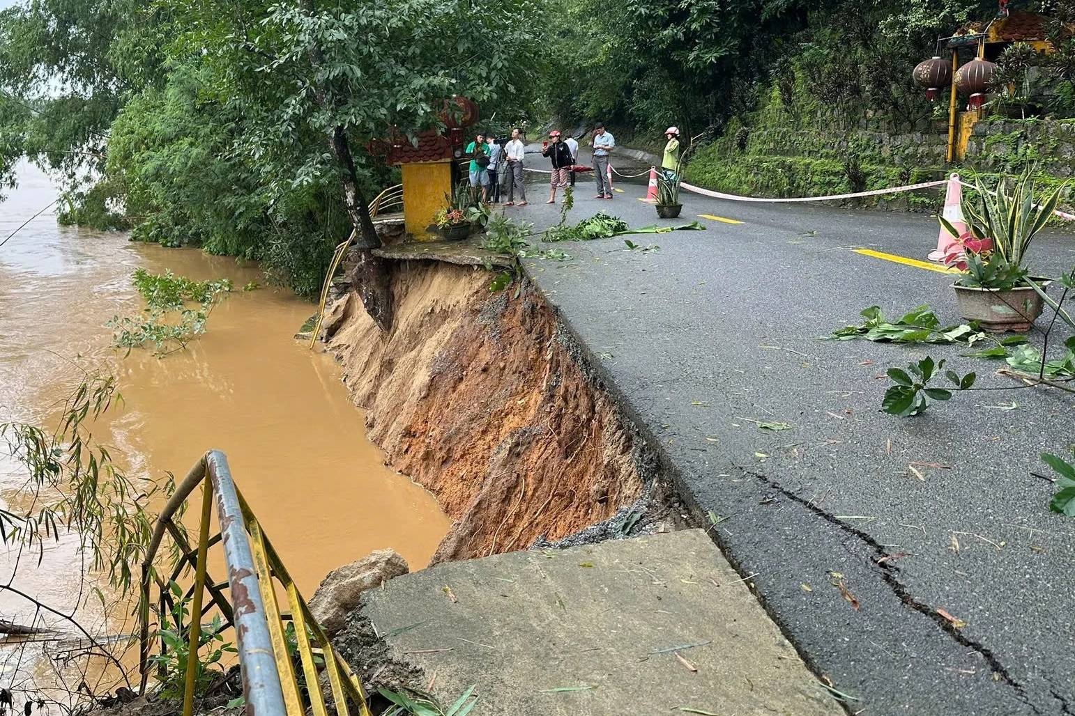 Sông “gặm” đường ở Quảng Ngãi, người tham gia giao thông nơm nớp lo sợ
