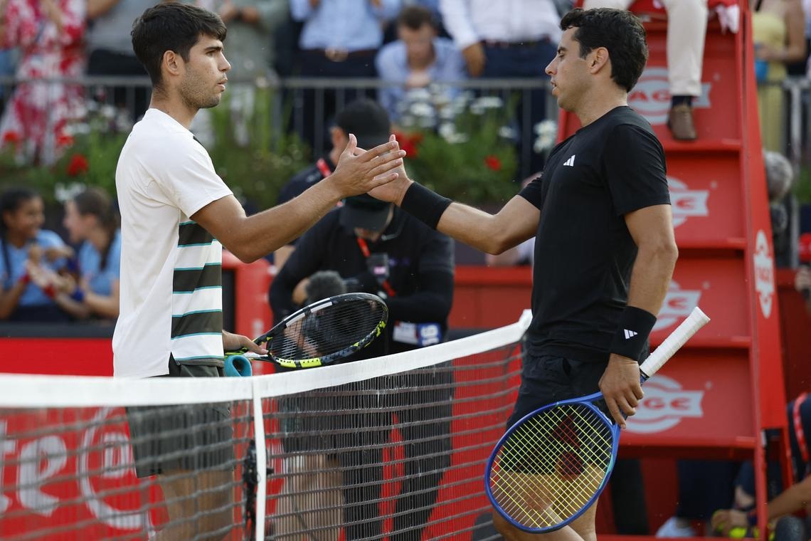 Alcaraz tiến vào tứ kết Queen's Club, Sinner bị loại ở Halle Open