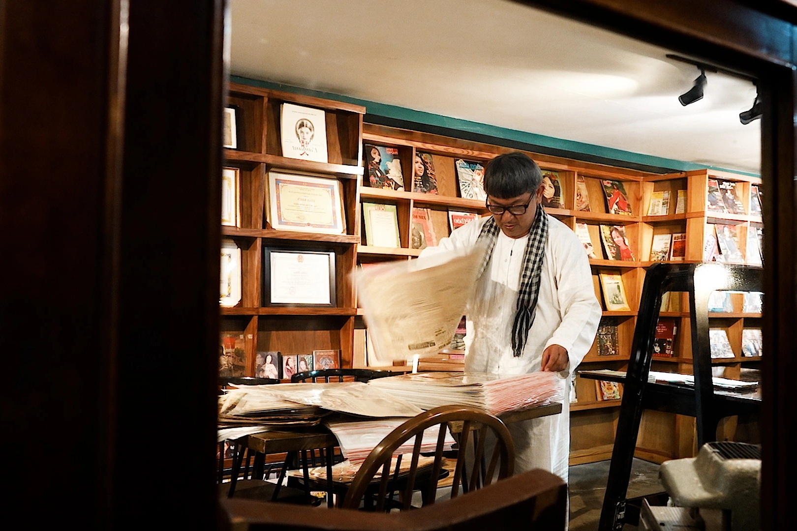 Người gìn giữ ký ức qua những tờ báo xưa