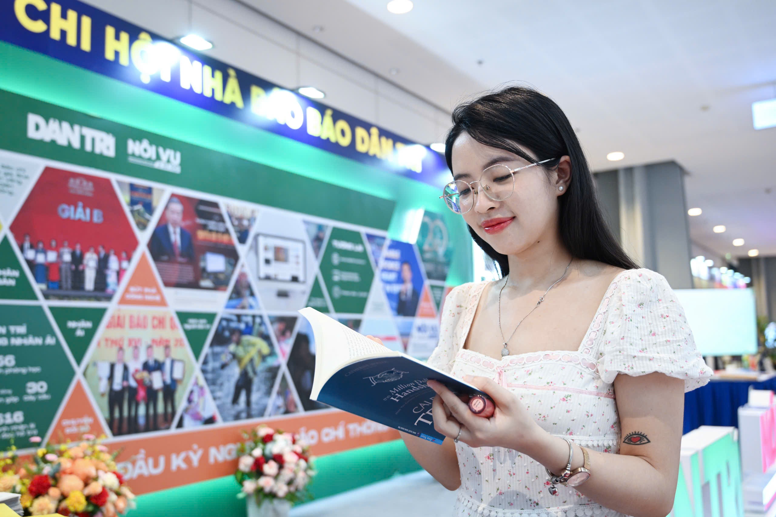 Tham gia gian hàng báo Dân trí tại Hội Báo toàn quốc nhận sách miễn phí