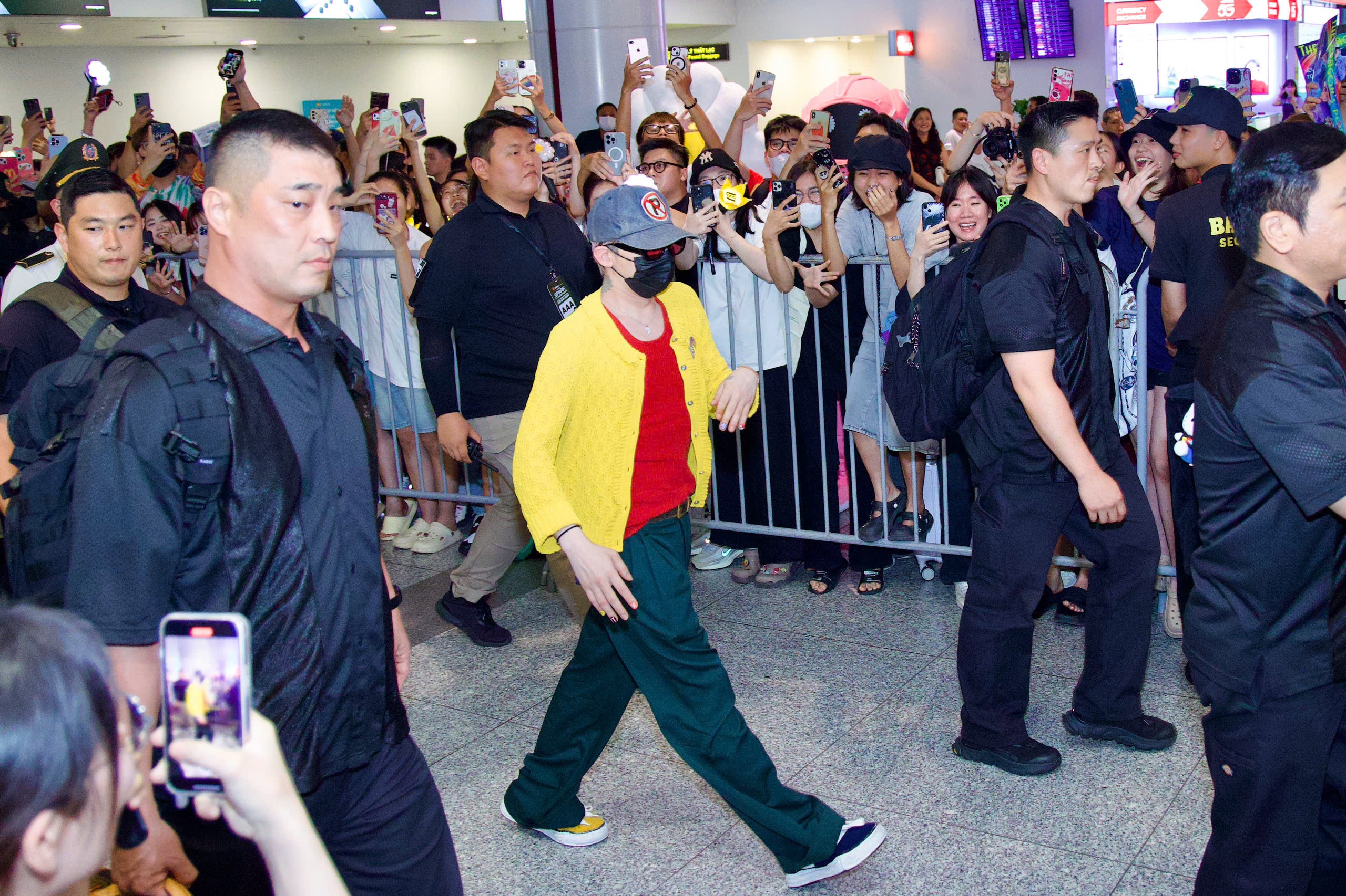 G‑Dragon có mặt tại Hà Nội, "rừng" fan mang hoa cúc đón chào như mở hội