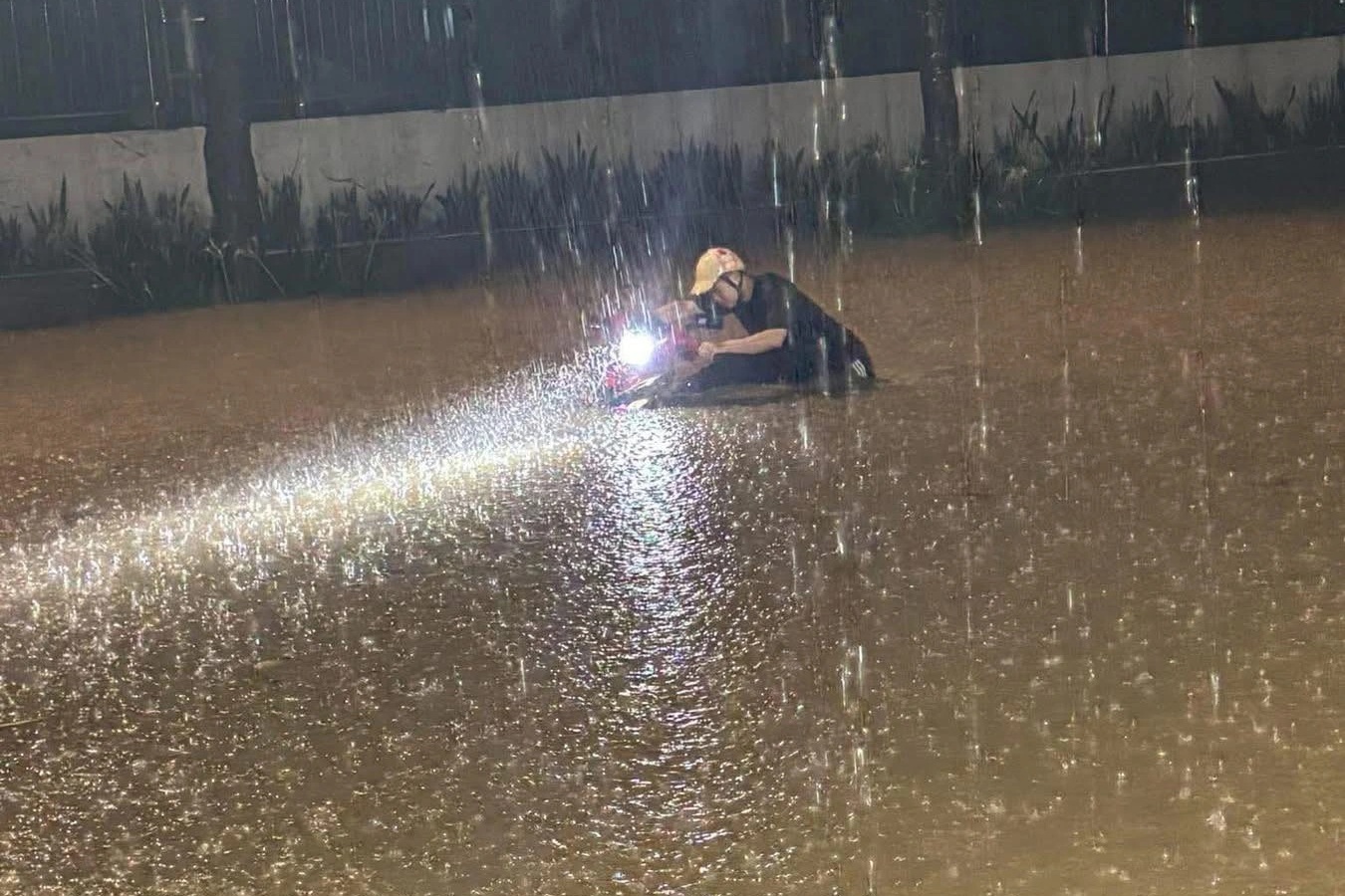 Nước dâng cao trong đêm, nhiều người dân Thái Nguyên lên mạng "cầu cứu"