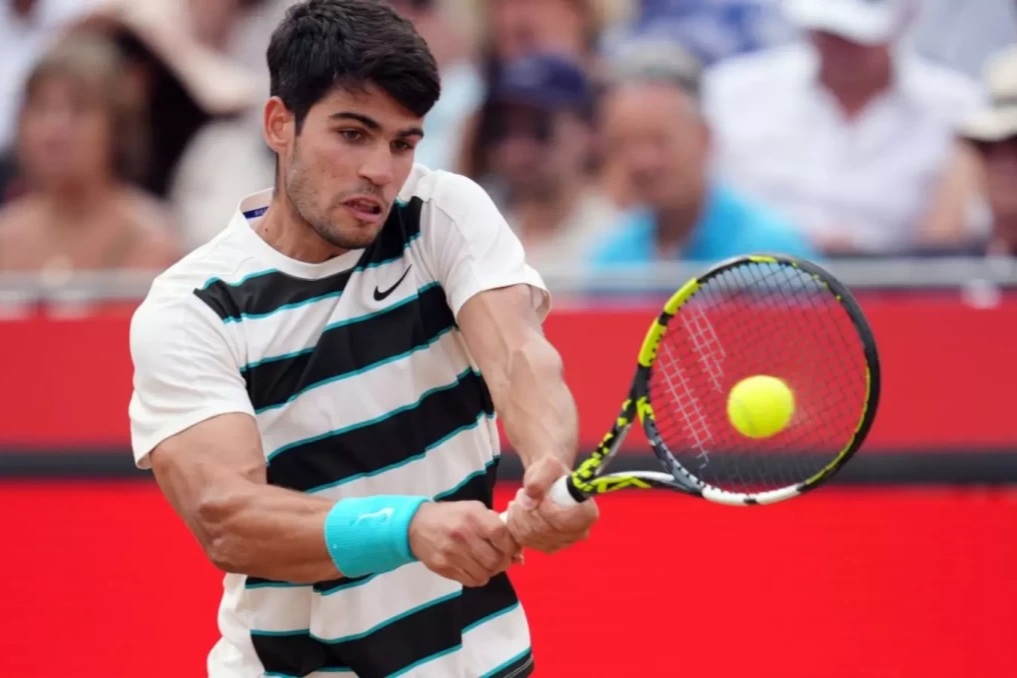 Alcaraz tiến vào chung kết Queen's Club, Medvedev đánh bại Zverev