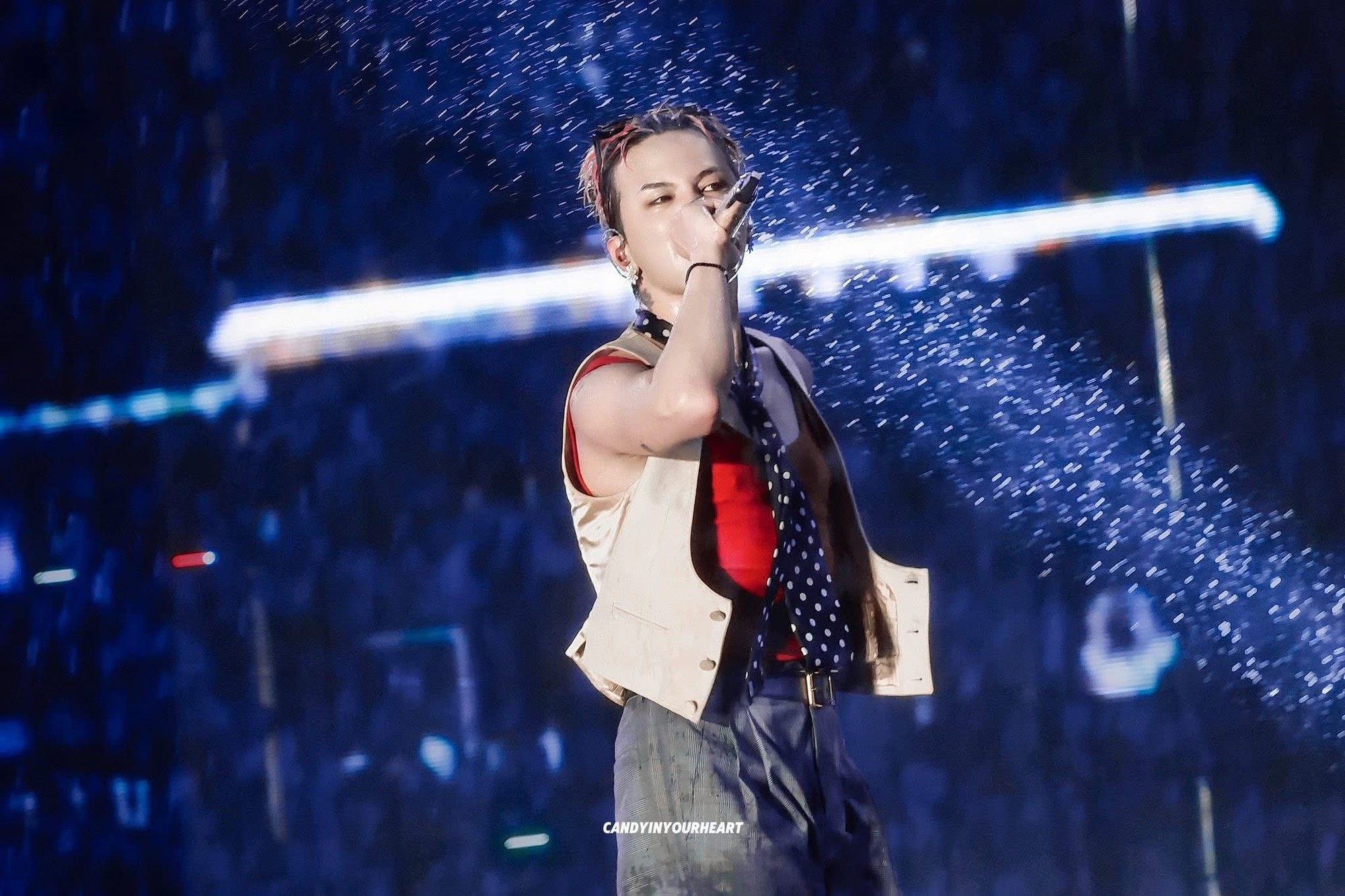 Màn “tắm mưa tầm tã” của G-Dragon tại Mỹ Đình gây sốt