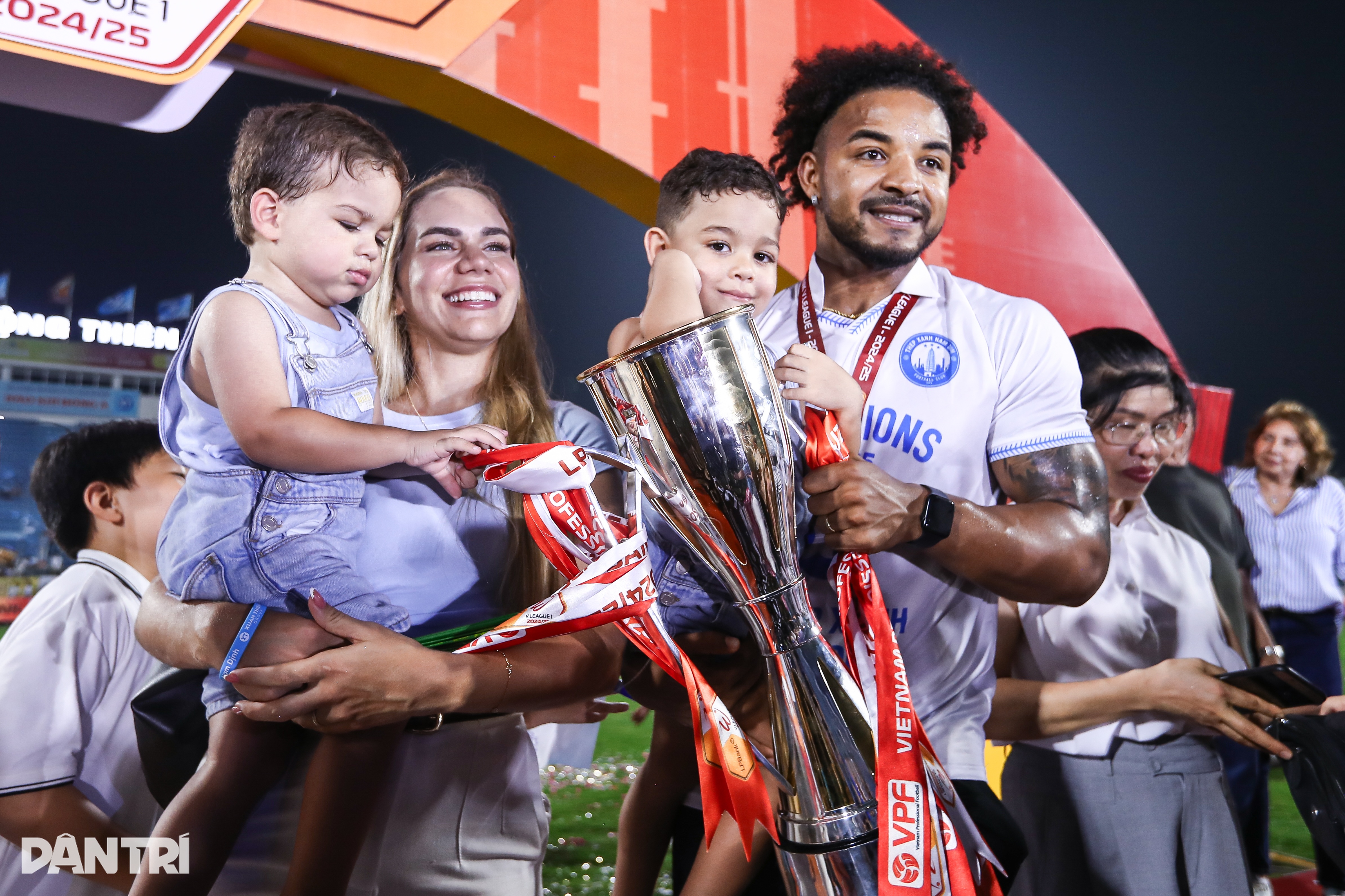 Cảm xúc vỡ oà của Xuân Son và cầu thủ Nam Định sau chức vô địch V-League