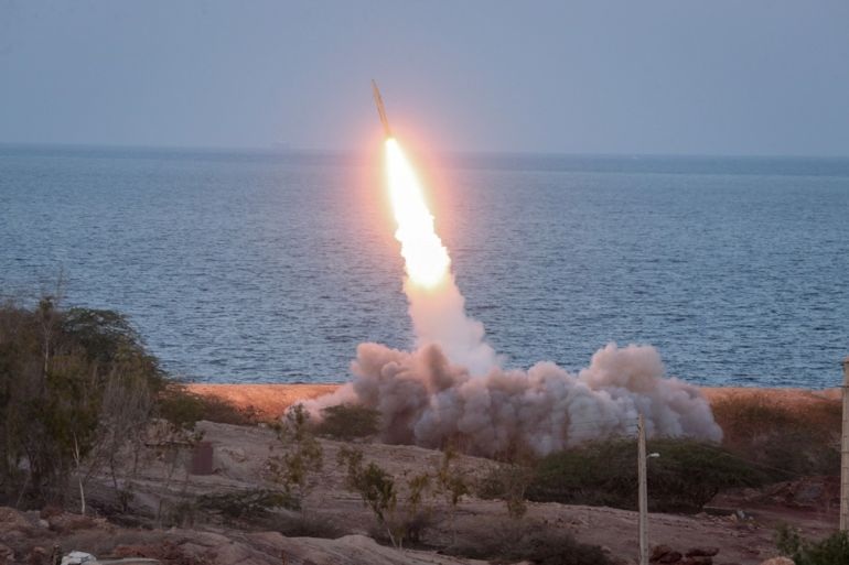 Iran liên tiếp tập kích Israel: Lý do "bức màn thép" của Tel Aviv mỏng dần