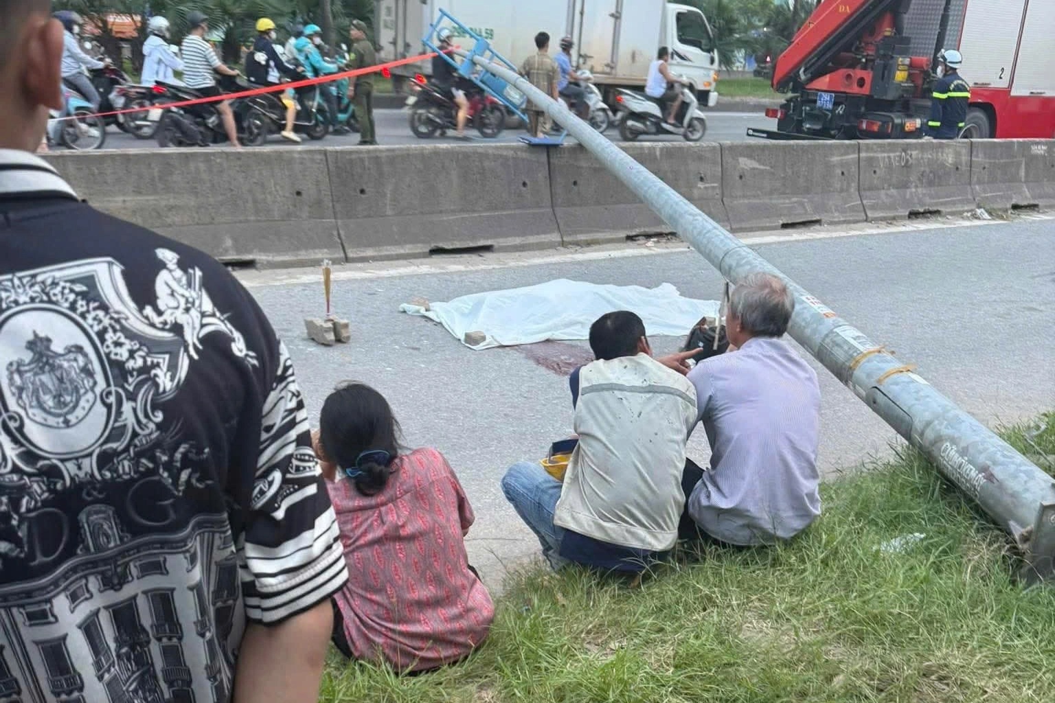 Hà Nội: Cột đèn đổ ra giữa đường khiến một người đi xe máy tử vong