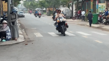 CSGT TPHCM dùng xe đặc chủng chở nữ sinh về nhà lấy giấy tờ dự thi