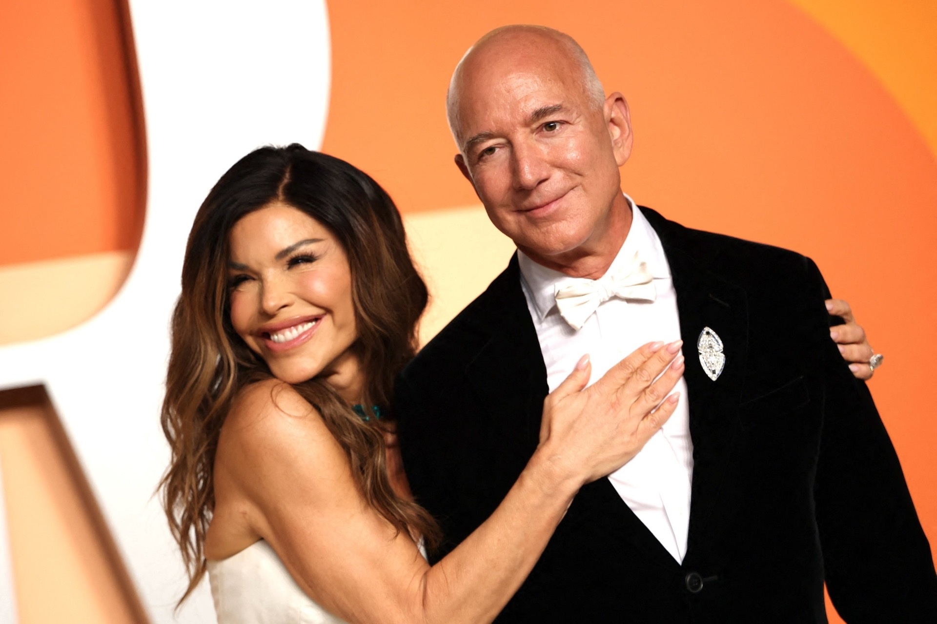 Nữ MC bốc lửa có gì khiến tỷ phủ giàu thứ 3 thế giới Jeff Bezos say mê?