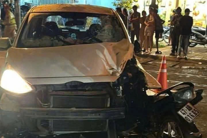 Va chạm với ô tô, 2 nam thanh niên đi xe máy tử vong
