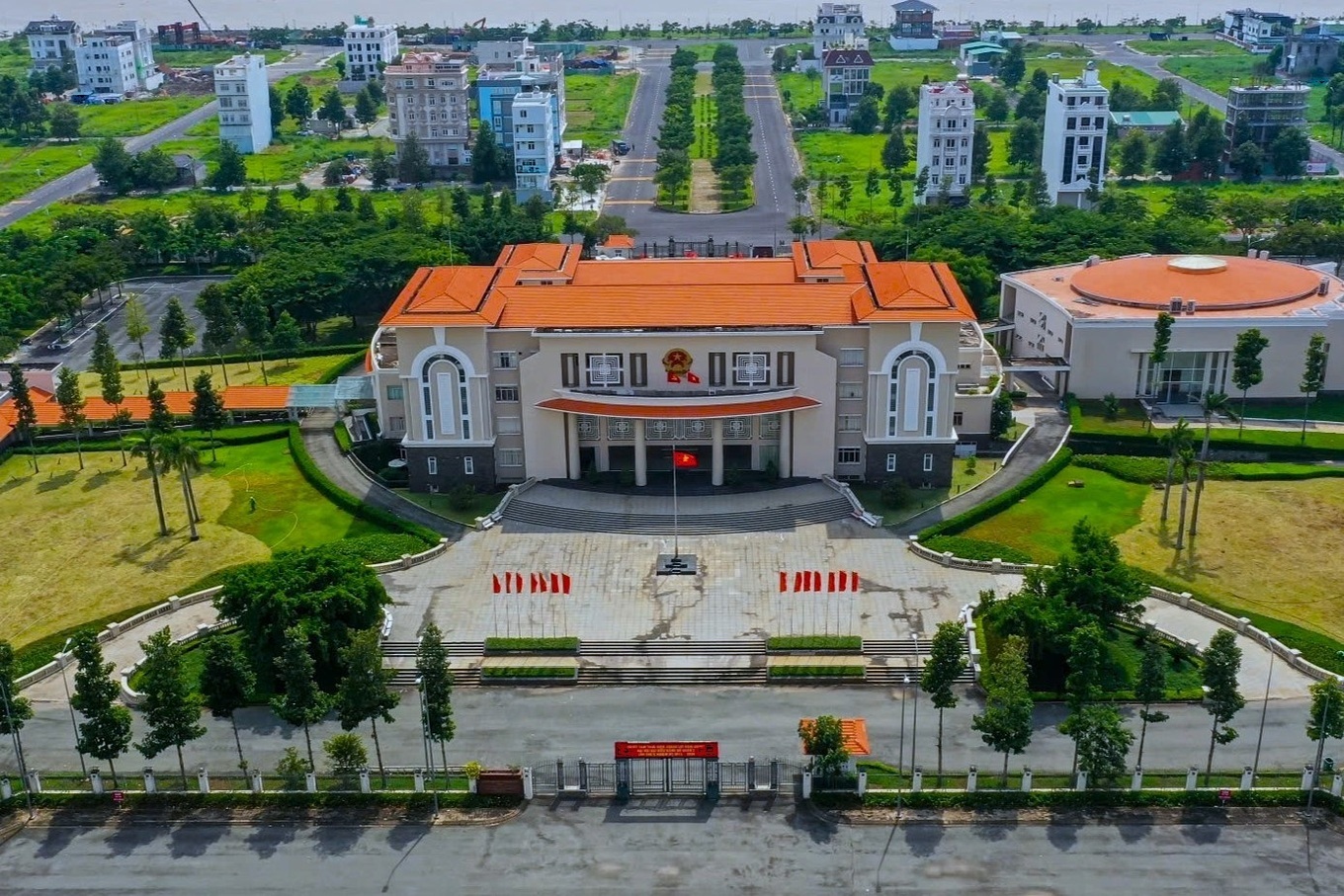 Bộ Chính trị: Khẩn trương hoàn thành công tác bố trí cán bộ cấp tỉnh, xã