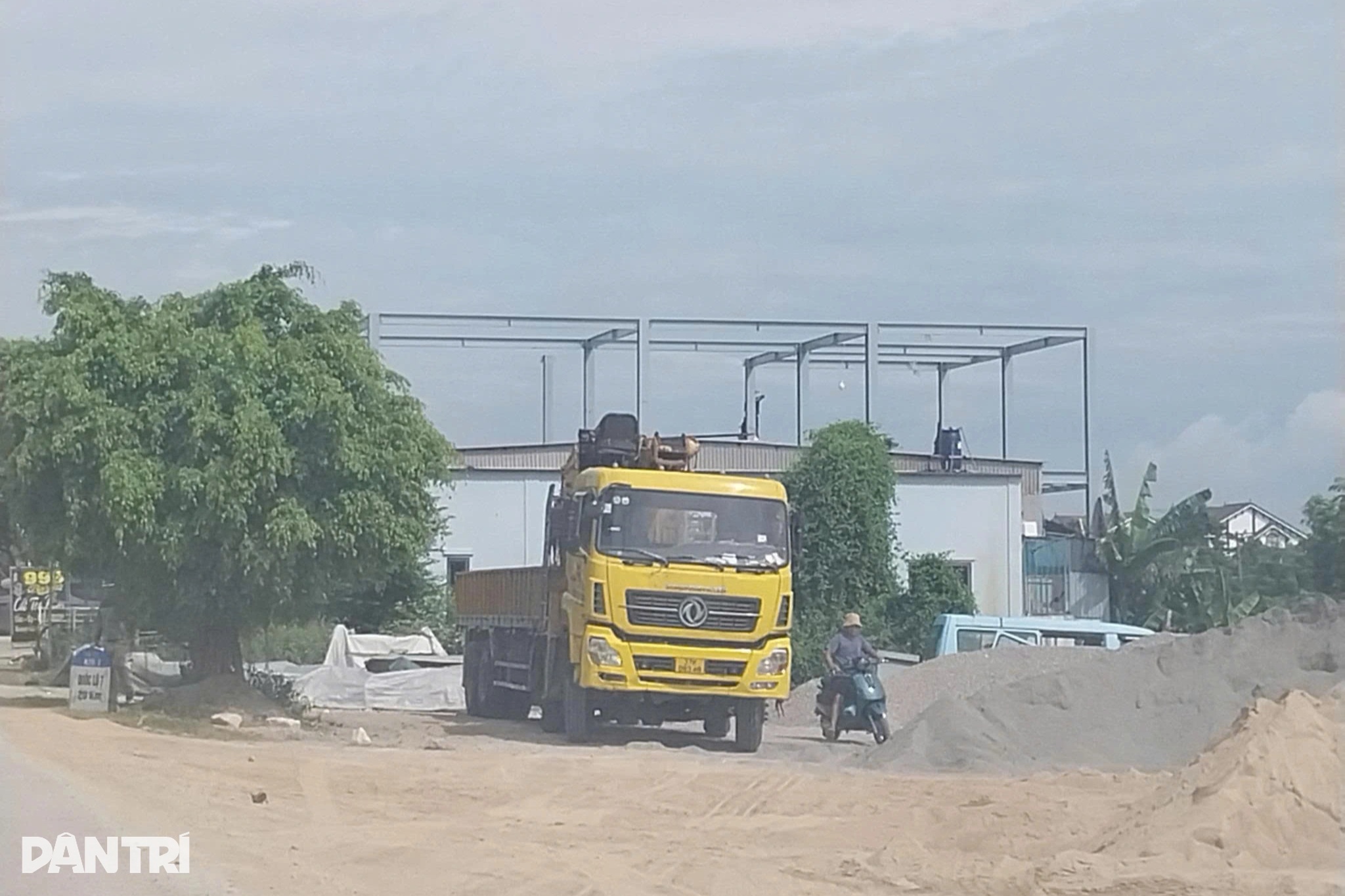 Dân xây nhà trái phép, xã lập hồ sơ gửi công an