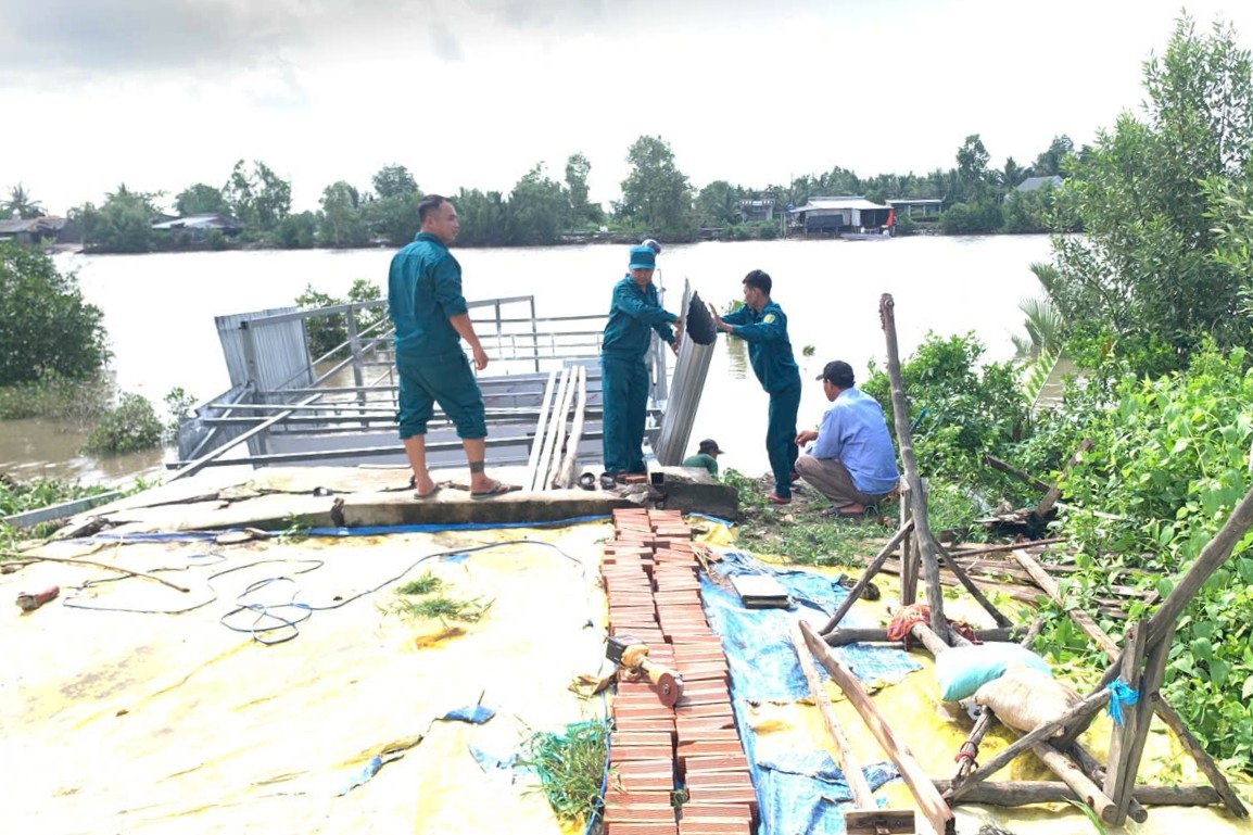 Sạt lở khiến nhiều nhà dân ở Cà Mau sụp xuống sông