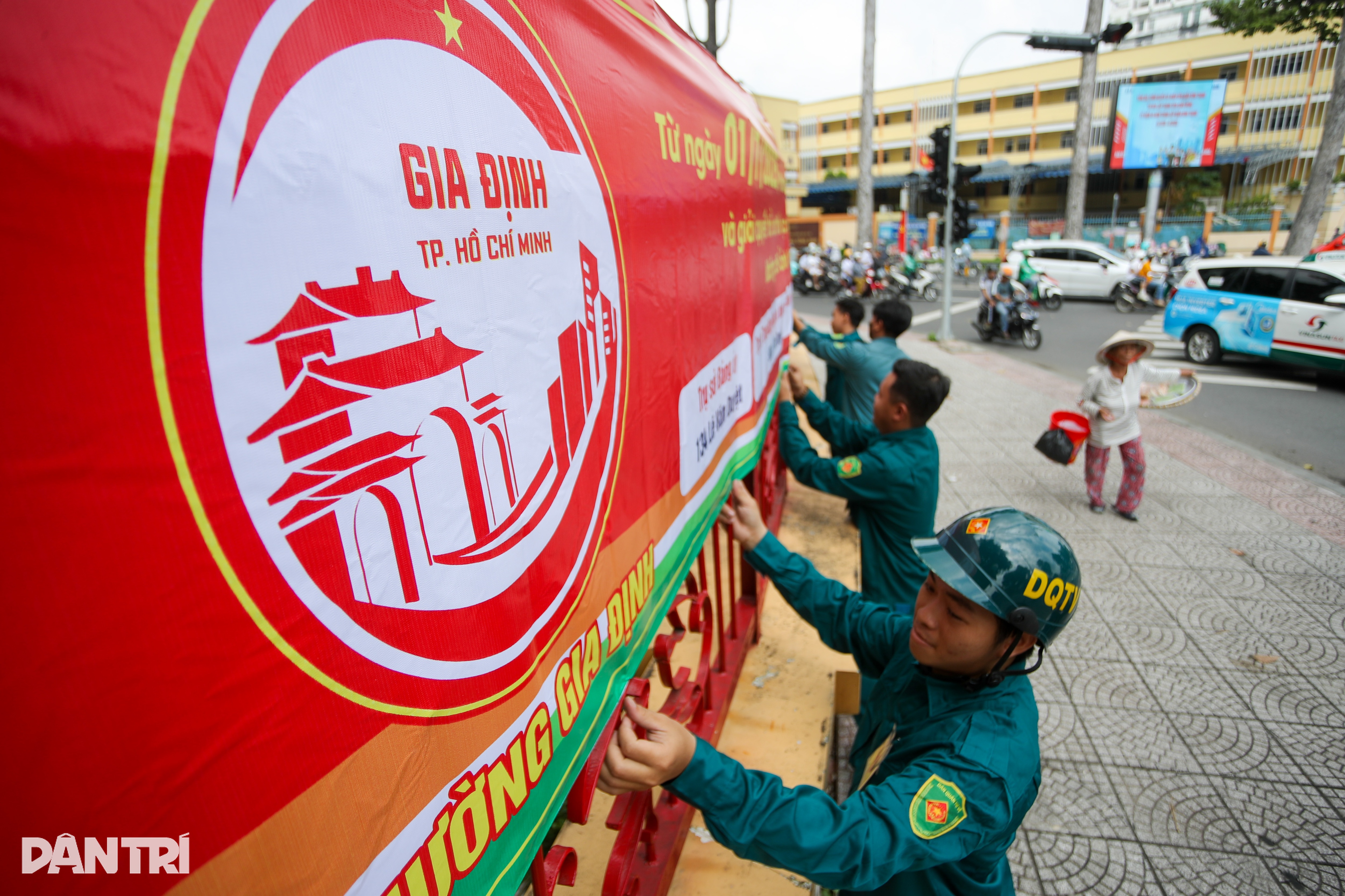Hàng loạt địa phương ở TPHCM bắt đầu lắp đặt bảng tên phường mới
