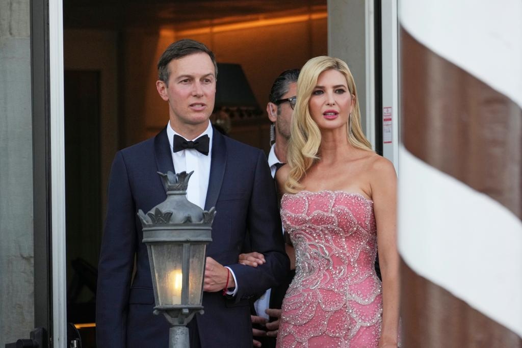 Ivanka Trump đẹp nổi bật giữa dàn khách dự đám cưới tỷ phú