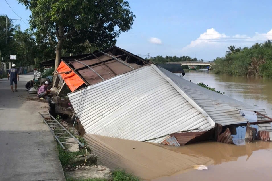 Hai ngôi nhà bị đổ sụp lúc rạng sáng khiến 3 người bị rơi xuống sông