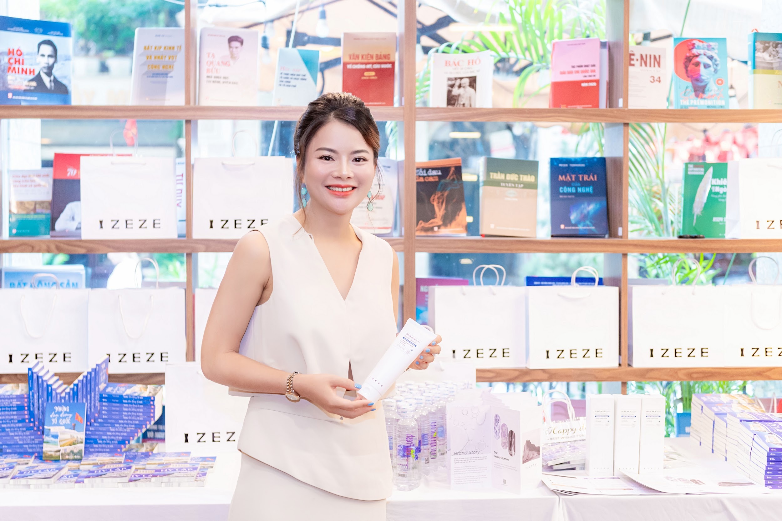 Nữ tác giả đi qua 100 quốc gia, vẫn giữ trọn tình yêu với Việt Nam