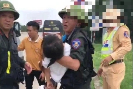 CSGT kịp thời đưa cháu bé bị co giật trên cao tốc đi cấp cứu