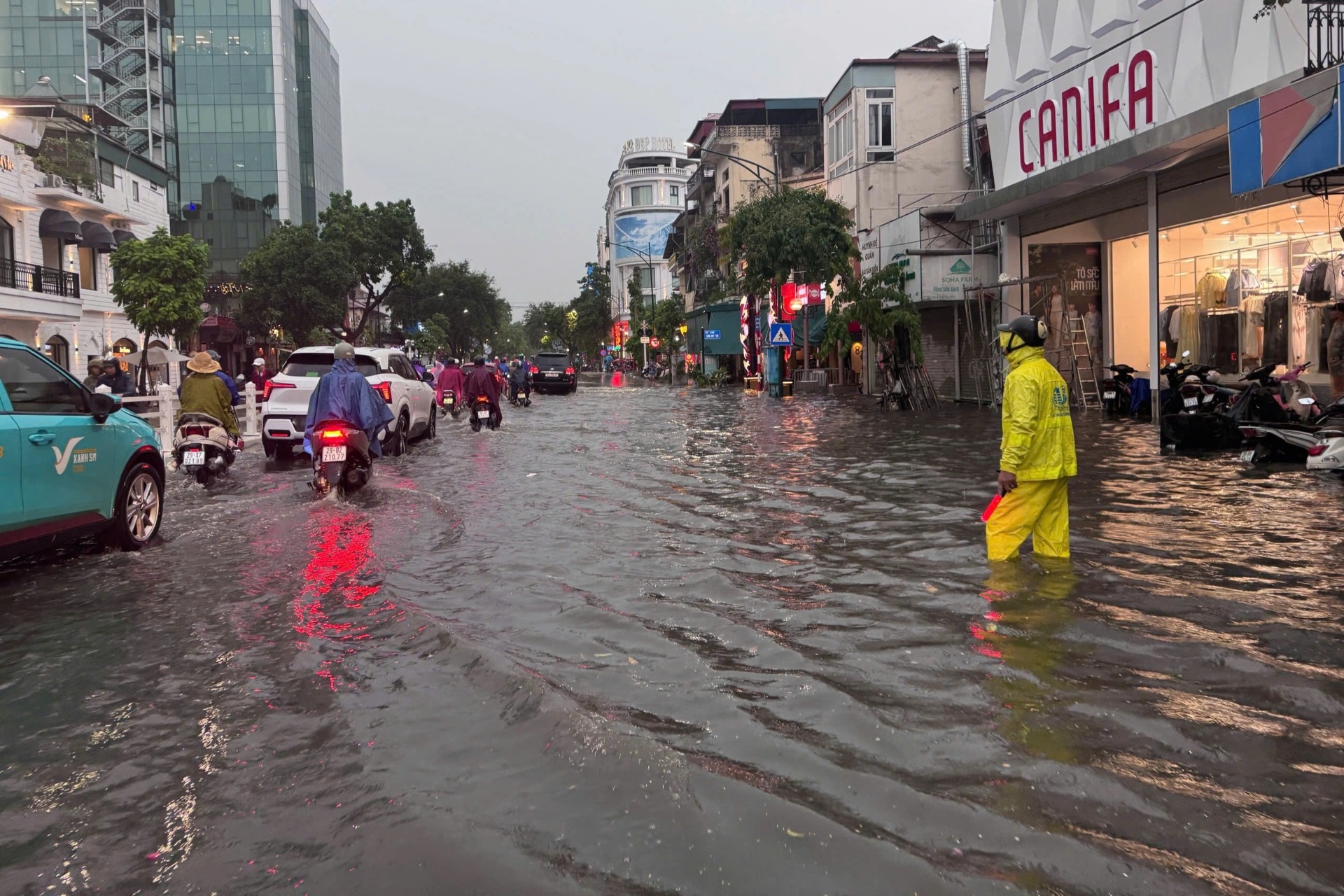 Mưa lớn đúng giờ tan tầm, nhiều tuyến phố ở Hà Nội ngập và tắc
