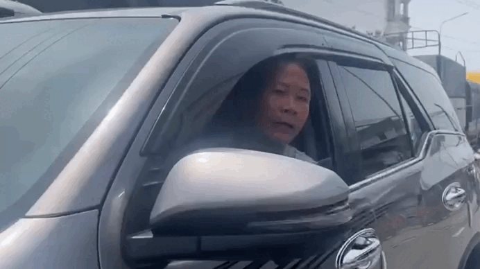 Tài xế lái ô tô ngược chiều, đòi đánh người quay video ở TPHCM