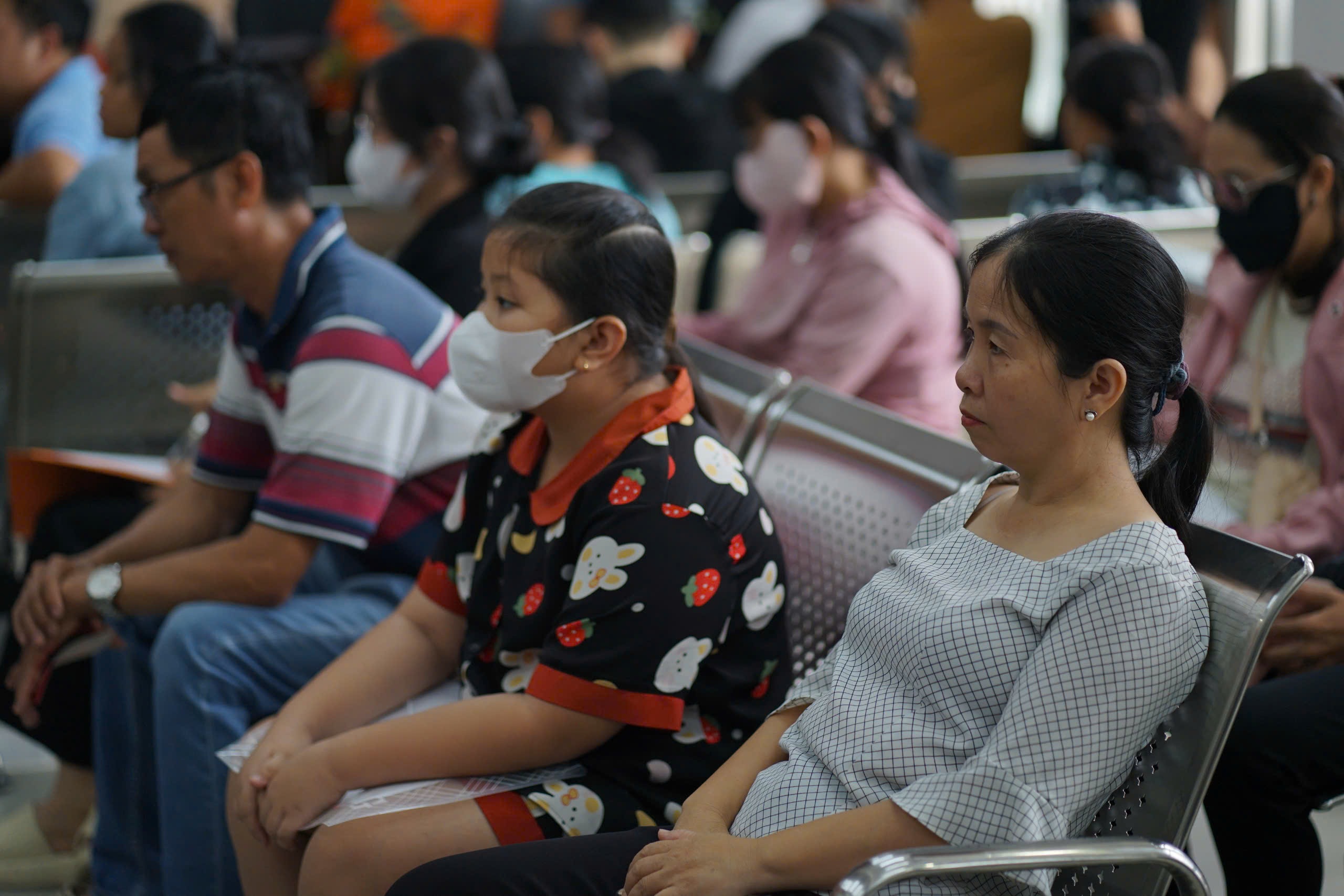 Hàng trăm người đến làm giấy tờ ở xã đông dân nhất TPHCM sau sáp nhập