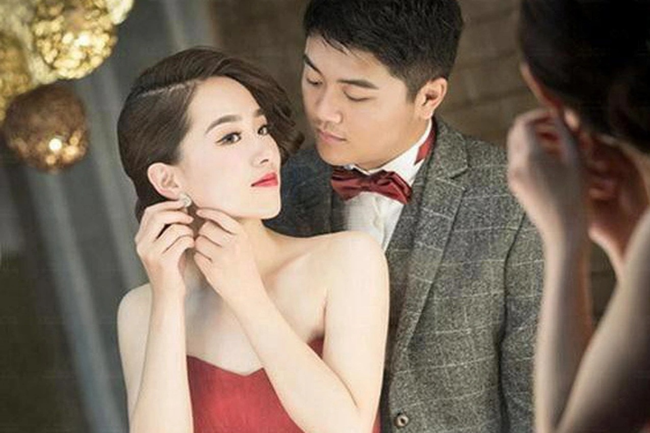 Vợ tôi luôn tươi cười, nhiệt tình giúp đỡ mọi người ngoại trừ... chồng con