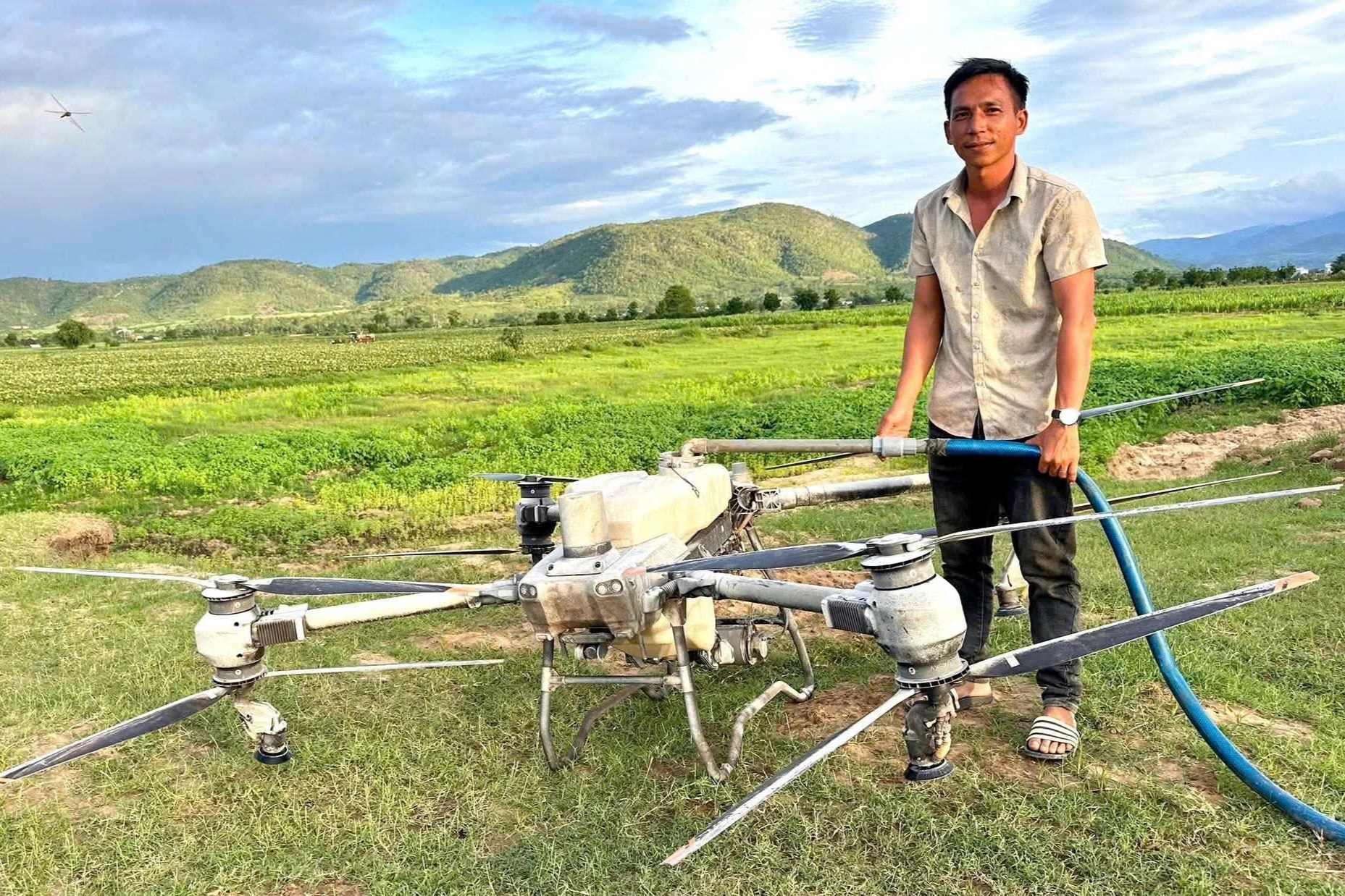 Tặng bằng khen anh nông dân lái drone cứu 2 cháu nhỏ trên dòng lũ