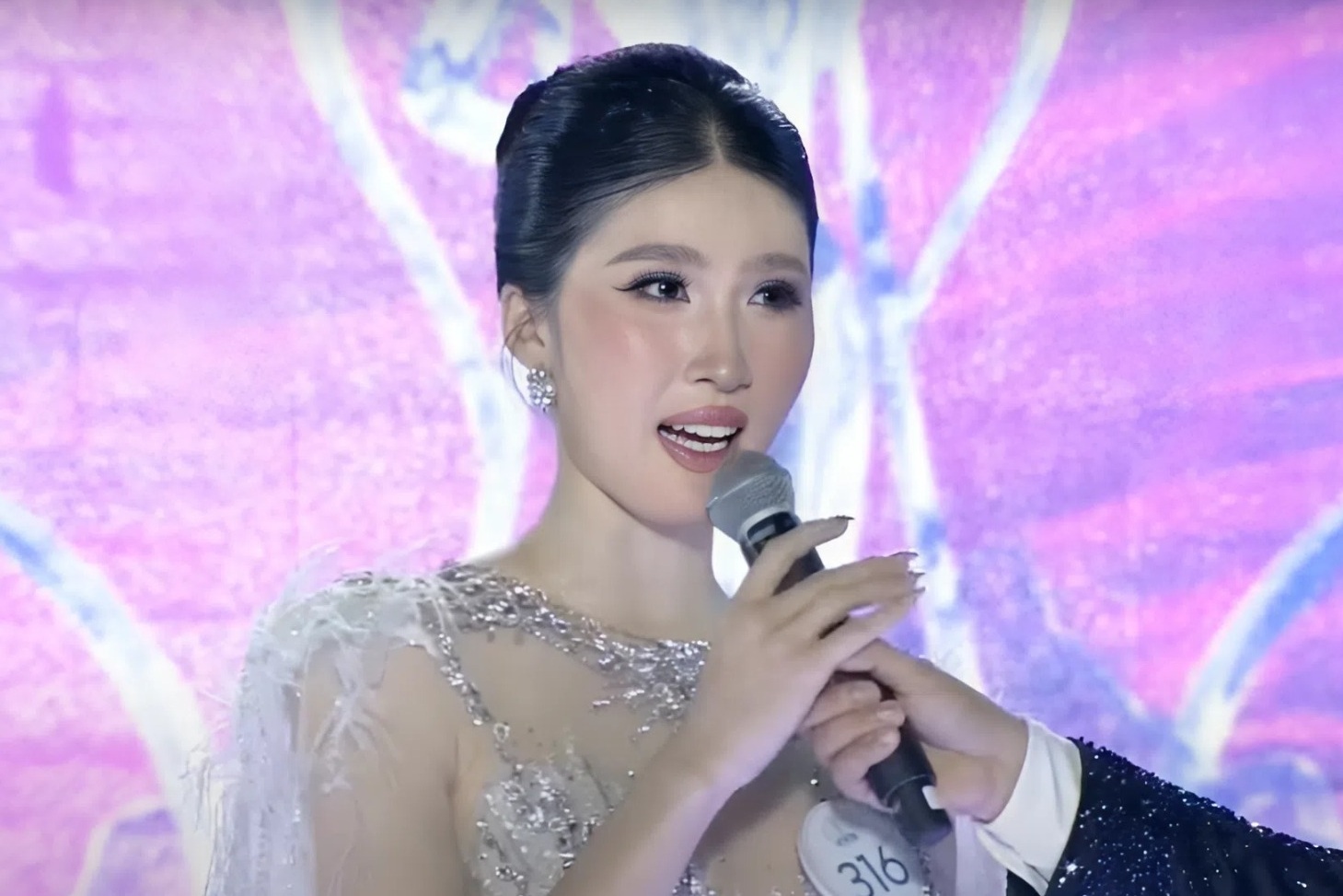 Thí sinh hoa hậu ví von "bạch tuộc là biểu tượng của phụ nữ" gây tranh luận