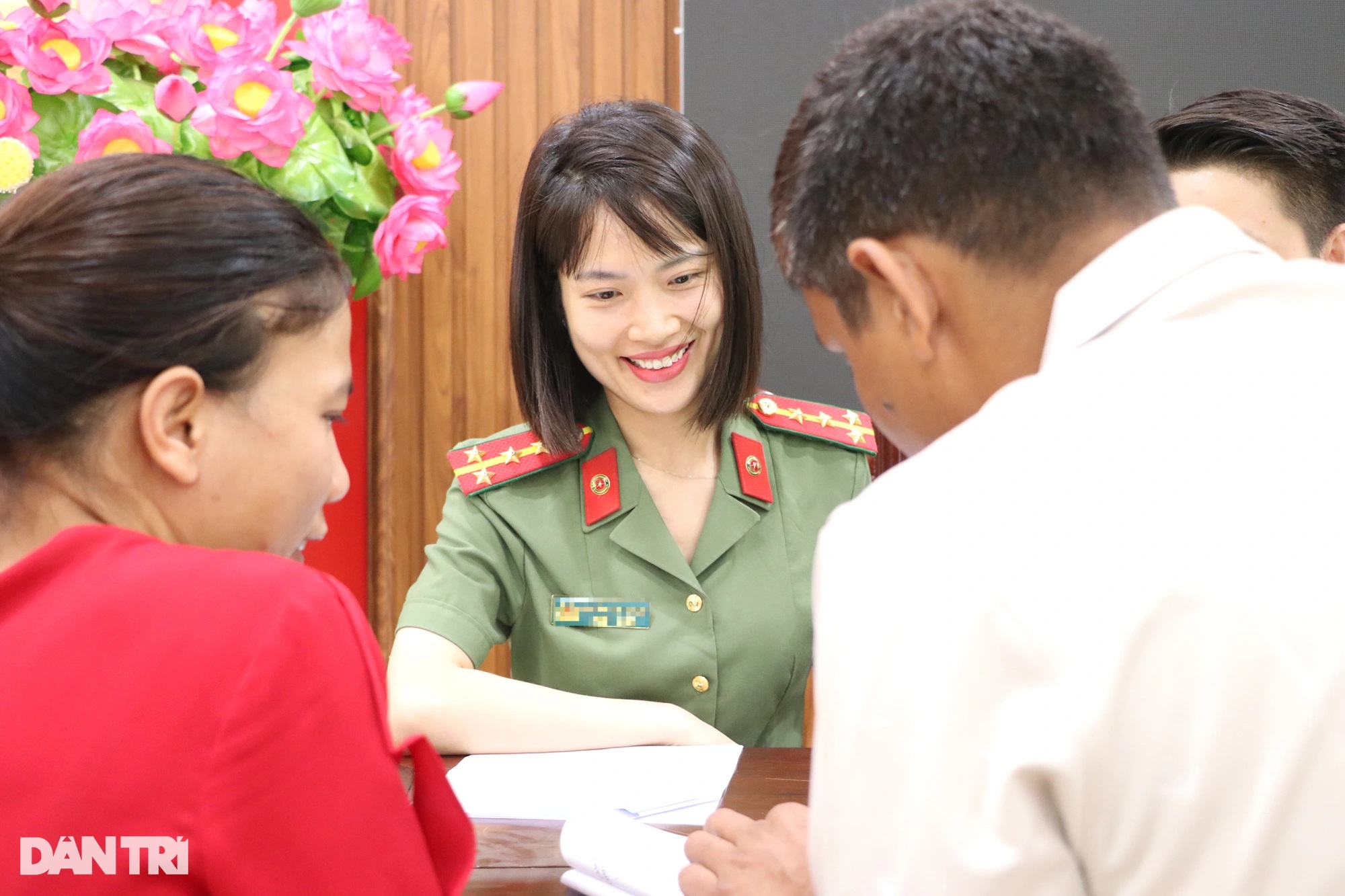 Cặp vợ chồng nước ngoài vượt gần 100km đi làm định danh điện tử