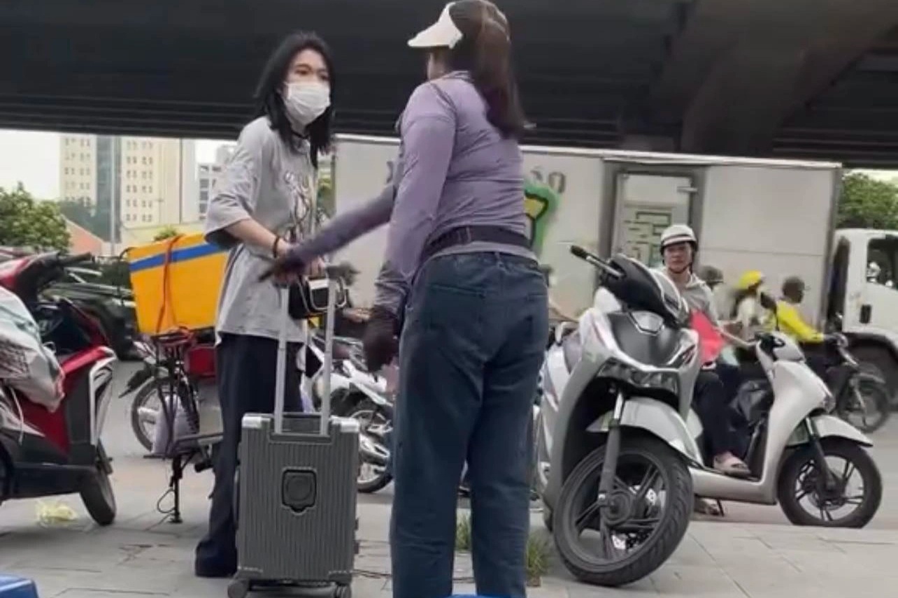 Người bán trà đá đuổi cô gái đứng ở vỉa hè bến xe Mỹ Đình