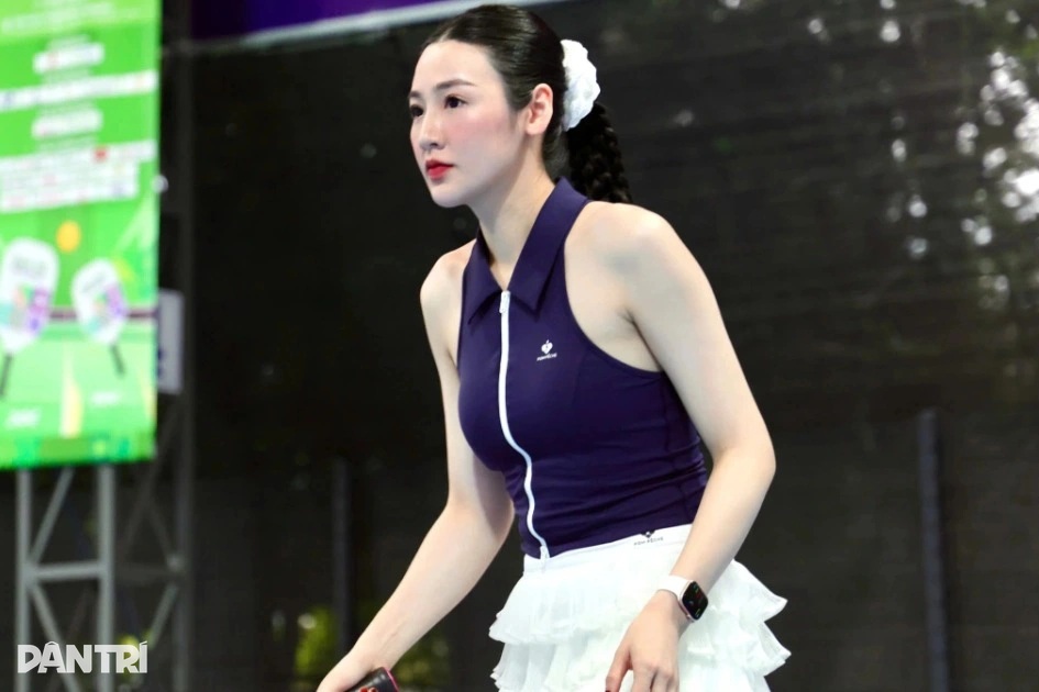 Á hậu Tú Anh khoe dáng gợi cảm đấu pickleball, chồng con cổ vũ nhiệt tình