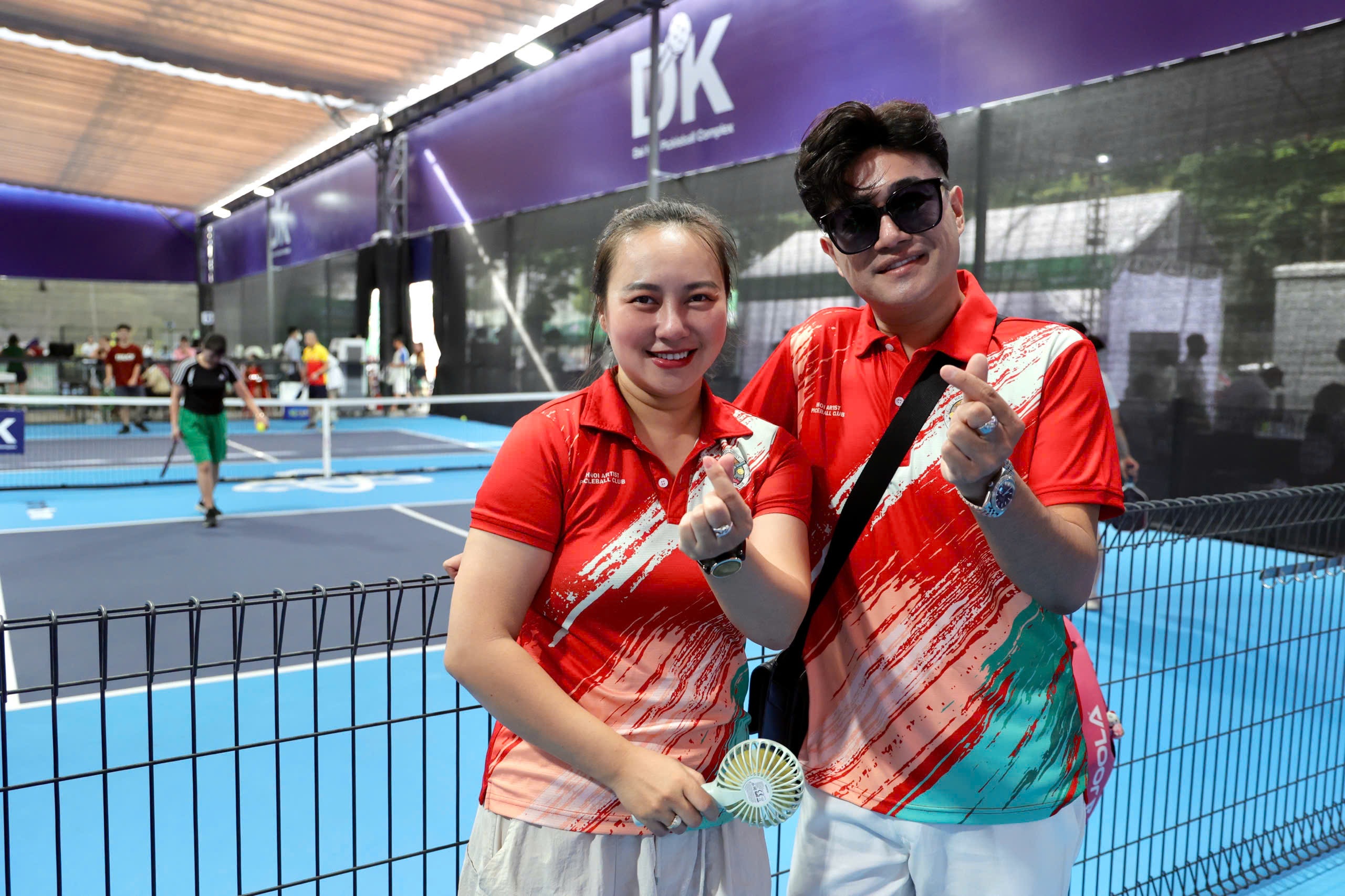 Minh Quân, Khánh Linh rạng rỡ cổ vũ dàn nghệ sĩ ở giải pickleball Dân trí