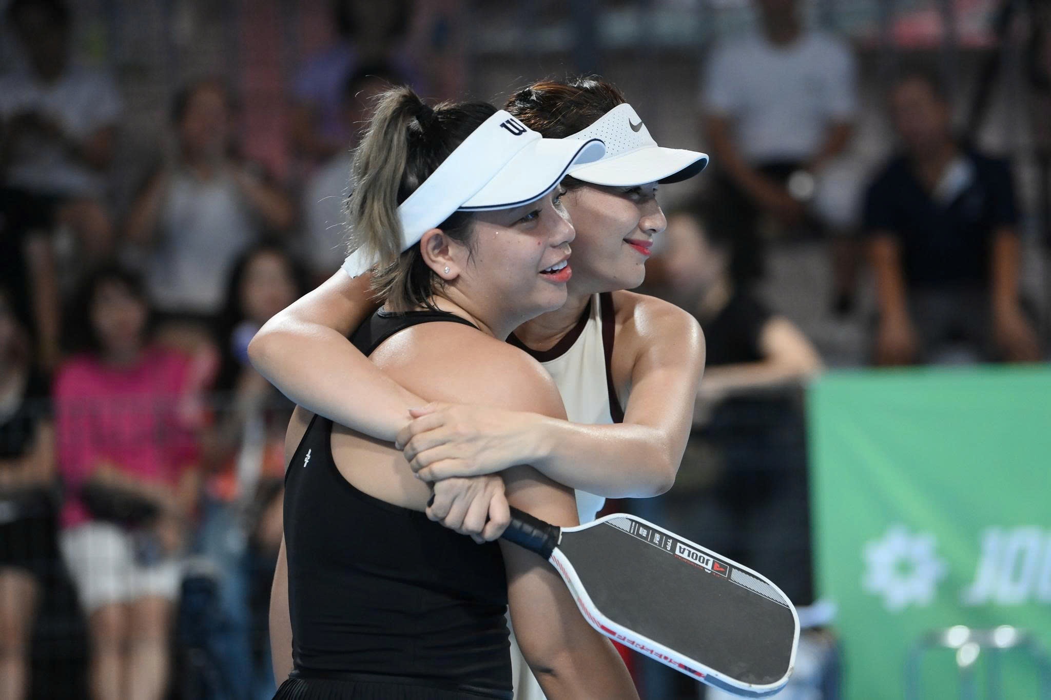 Hai nữ VĐV xinh đẹp vỡ oà cảm xúc khi vô địch giải pickleball Dân trí