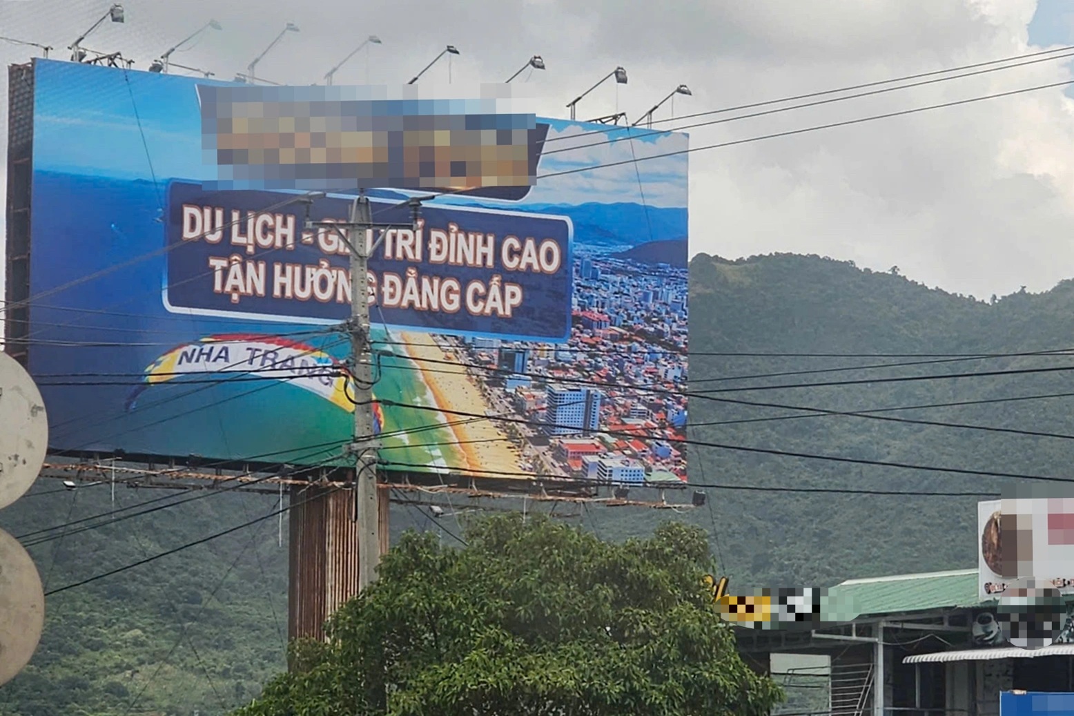 Bảng quảng cáo trò chơi đánh bạc trực tuyến ngang nhiên “mọc” dọc quốc lộ 1