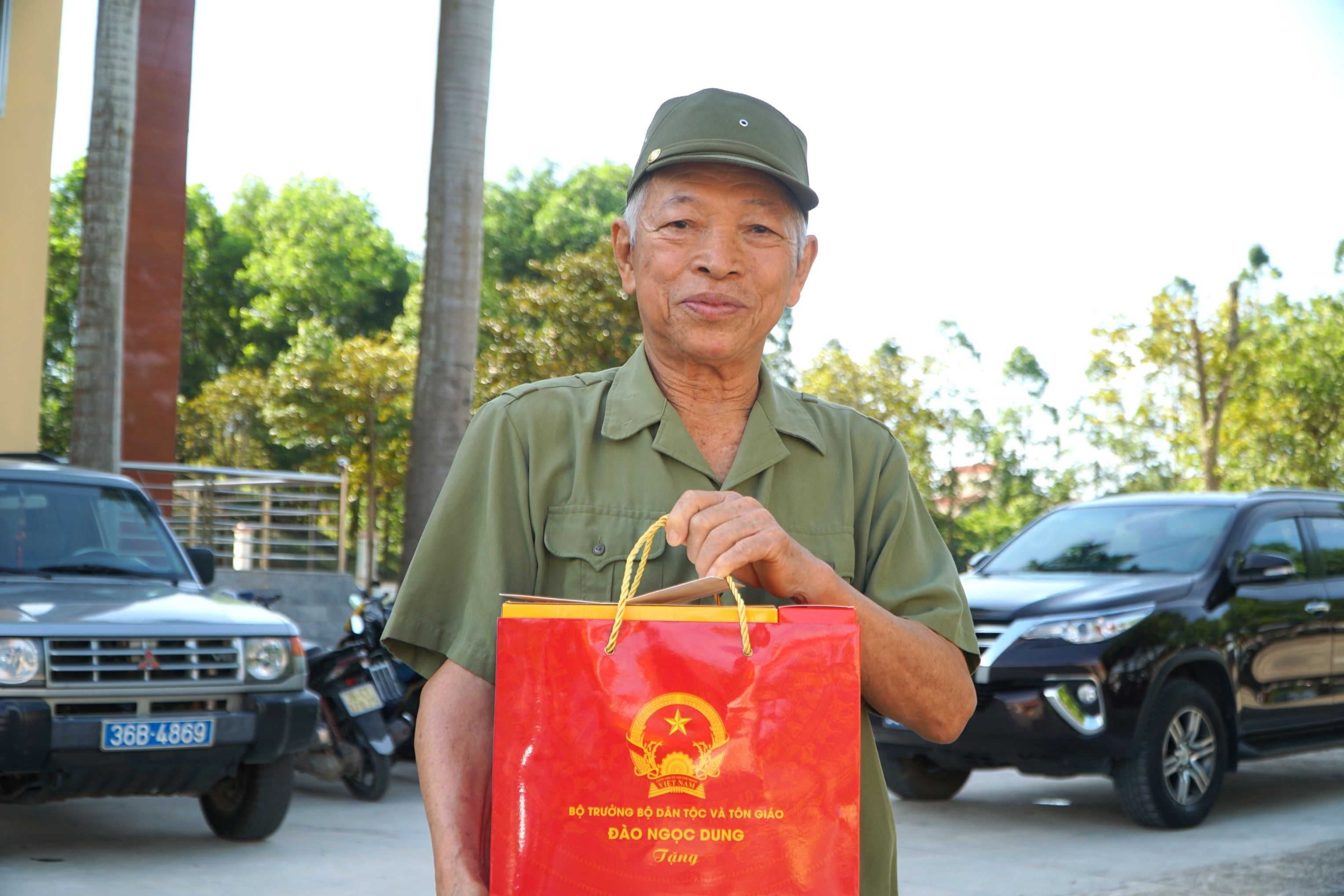 Bộ trưởng Đào Ngọc Dung tặng quà người có công, hộ khó khăn ở Thanh Hóa