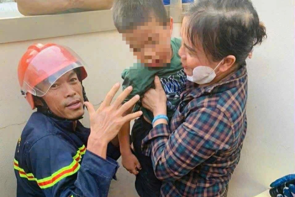 Đục, phá bê tông để giải cứu bé trai 5 tuổi mắc kẹt trong ống thoát nước