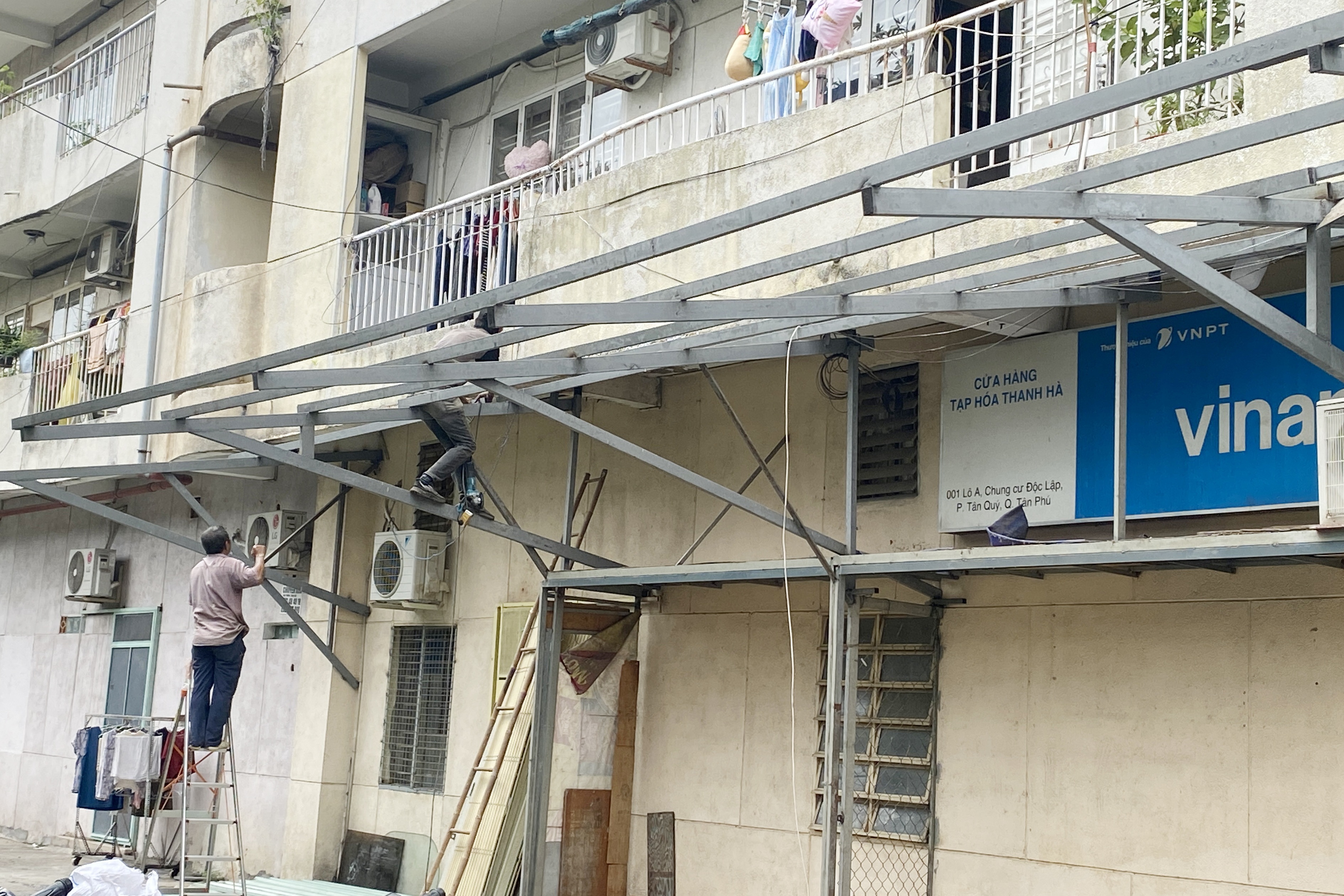 Khẩn trương tháo dỡ “chuồng cọp” ở cư xá Độc Lập sau vụ cháy 8 người chết
