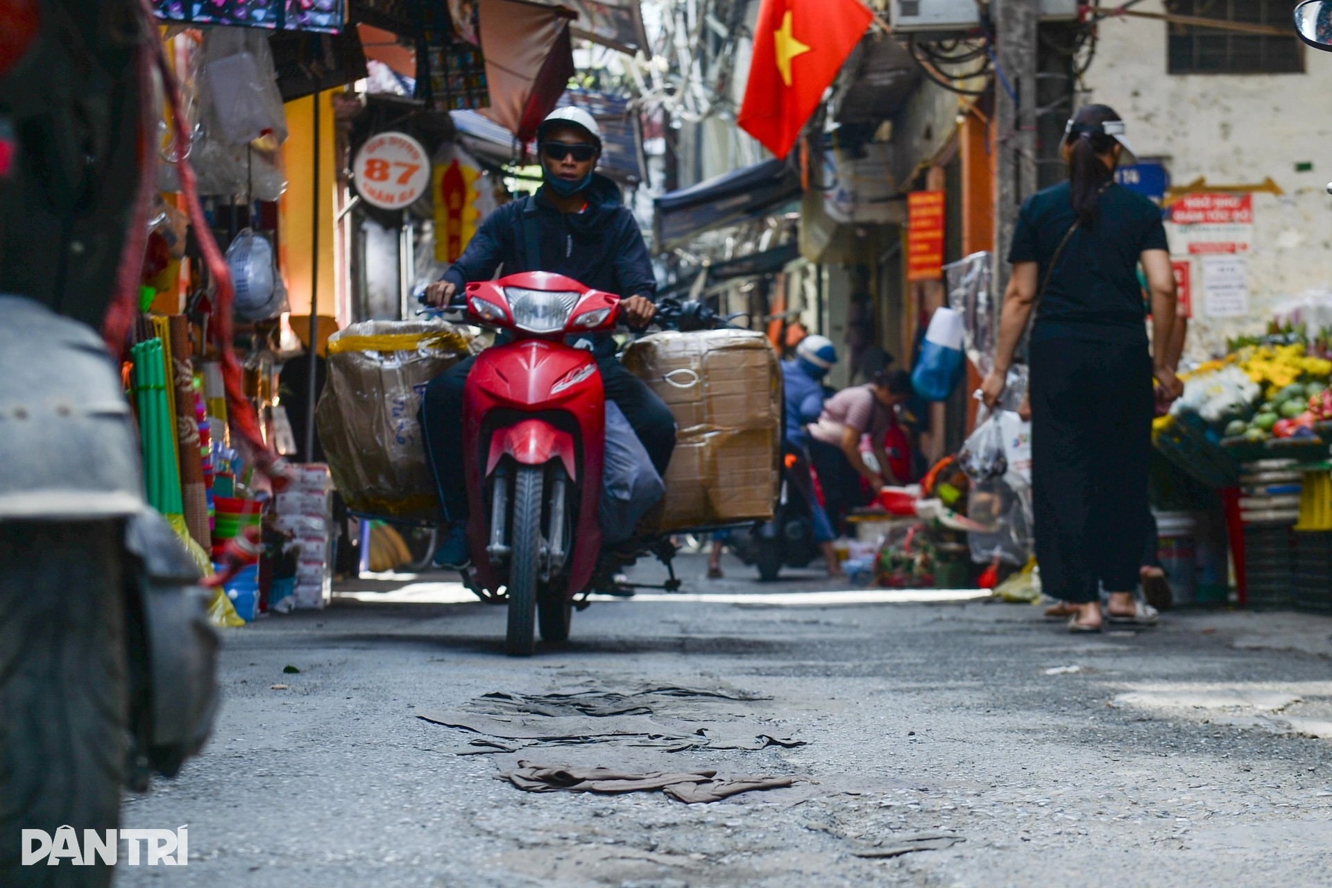 Phố Chính Kinh xuống cấp, người dân dùng chăn, quần áo "vá" ổ gà