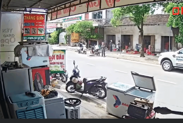 Tài xế đột quỵ trong ô tô trôi tự do, anh thợ điện lạnh nhanh trí ứng cứu