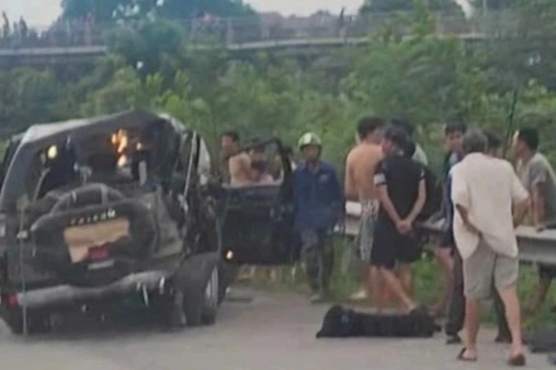 Xe khách va chạm với ô tô con trên cao tốc, nghi có người thương vong