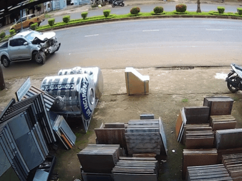 Người dân vây bắt tài xế điều khiển xe bán tải ủi 2 phương tiện rồi bỏ chạy