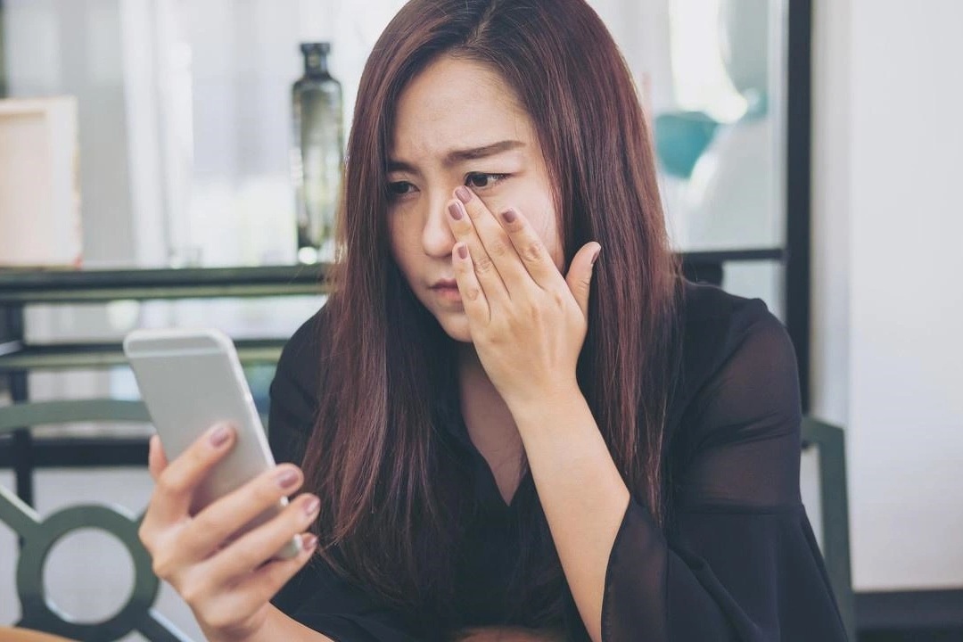 Tình cờ xem điện thoại chồng, tôi hốt hoảng khi thấy... hai lời chúc lạ